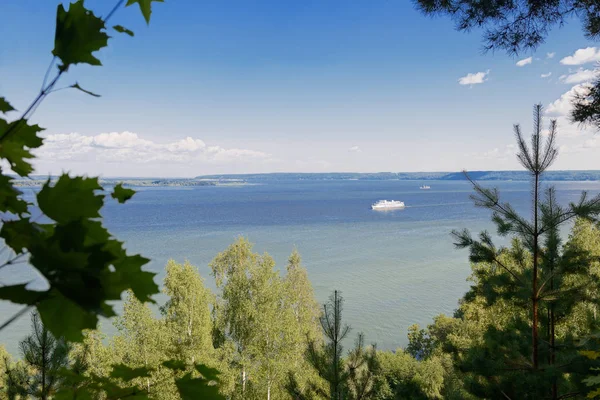 Vista Attraverso Foresta Verde Fino Fiume Con Una Nave Passeggeri — Foto Stock