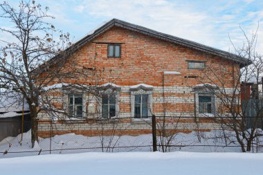 Eski tuğla ev karlı kış gününde daraltma