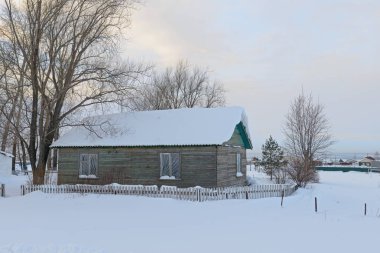 kış günü içinde derin snowdrifts arasında eski ahşap ev