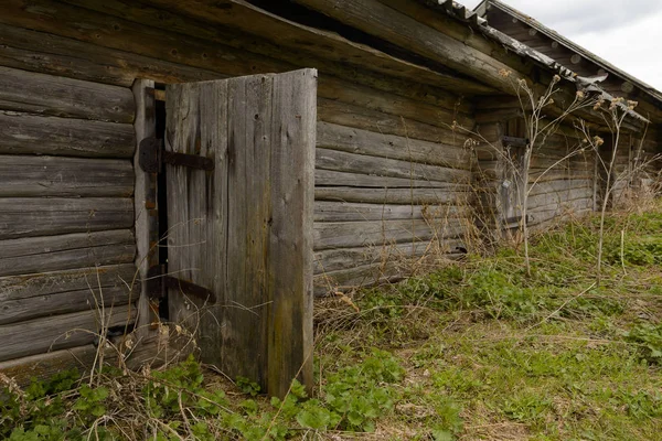 Vieja Cabaña Madera Con Una Puerta Abierta —  Fotos de Stock