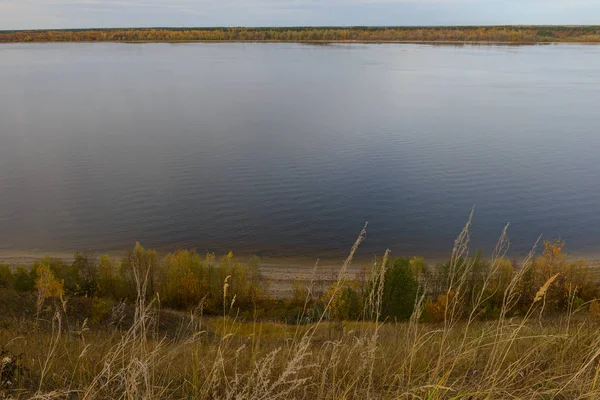 Die Ufer Des Flusses Mit Leuchtend Roten Und Orangen Blättern — Stockfoto