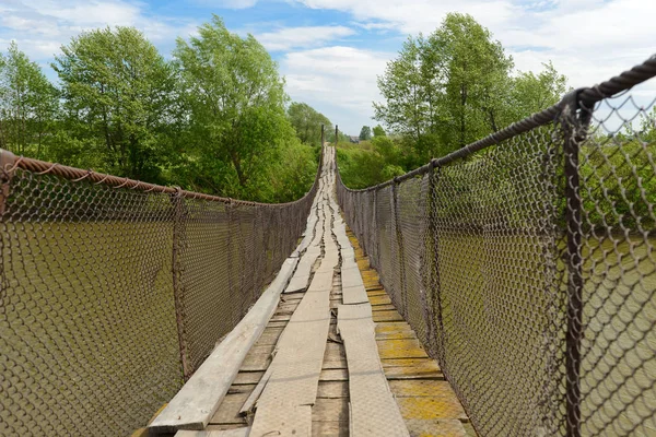 Ponte Velha Suspensão Sobre Rio Dia Ensolarado Verão — Fotografia de Stock