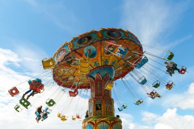 10 Haziran 2018: Park atlıkarınca çocuk insanların binmek. Cheboksary. Rusya.