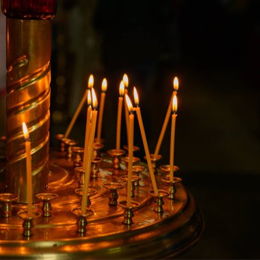 bir Ortodoks Kilisesi yaldızlı bir yüzey üzerinde yanan mumlar