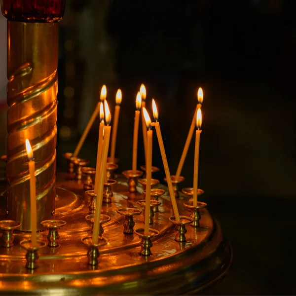 Brûler Des Bougies Sur Une Surface Dorée Dans Une Église — Photo