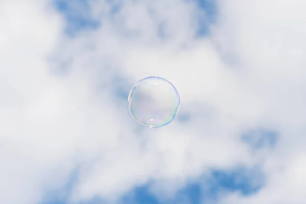 雲と青い空を背景に つのシャボン玉 — ストック写真