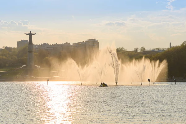 Mei 2016 Foto Van Baai Van Tsjeboksary Met Een Fontein — Stockfoto