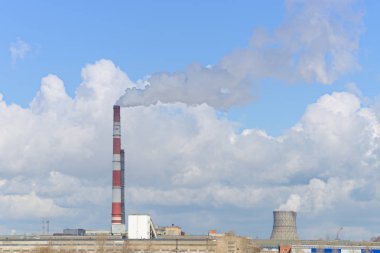 wi üretim fizzers üretmek bulutlar duman karşı bir mavi gökyüzü