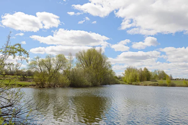 Tavaszi táj tóval, fákkal és kék eget Felhőkkel — Stock Fotó