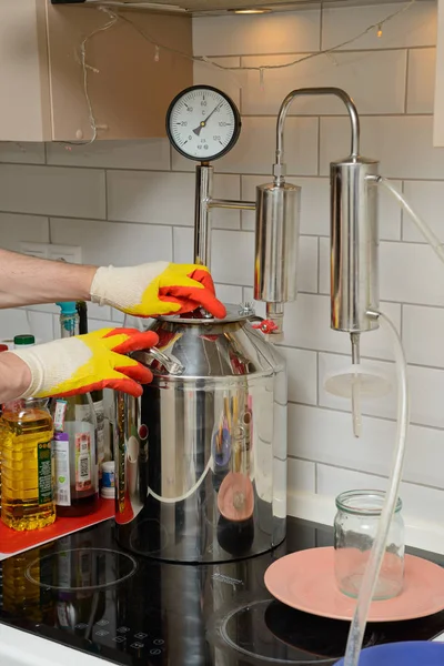 Mashine de álcool. Cozinhar casa-brew na cozinha . — Fotografia de Stock