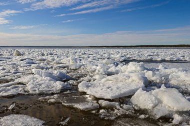 parlak güneşli bir bahar gününde nehir üzerinde buz drift