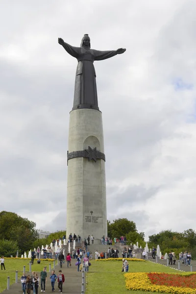 16 de agosto de 2015: Los residentes de la ciudad de Cheboksary caminan alrededor — Foto de Stock