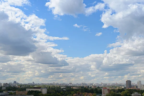 16 augustus 2013: bewolkt landschap over de stad. Moskou. Rusland. — Stockfoto