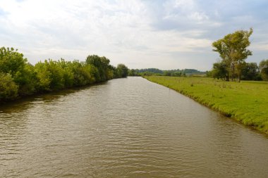 bulutlu bir günde nehir ve yeşil bankalar ile yaz manzara
