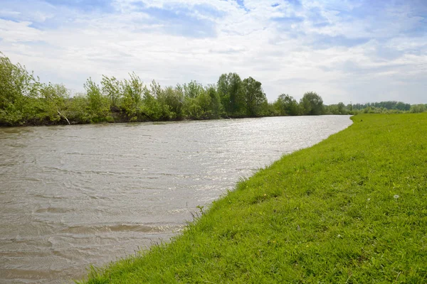 Zomer landschap met rivier en groene oevers — Stockfoto