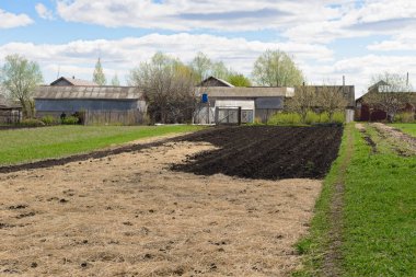 7 Mayıs 2017: Bir sebze bahçesinde sürülmüş ve ekilen bir tarla