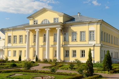 Ağustos 10, 2013: Sütunlu eski sarı bir bina. Moskova. Ru