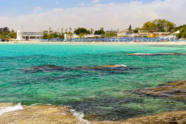 2 мая 2014 г.: Средиземноморское побережье с оборудованным пляжем на — стоковое фото