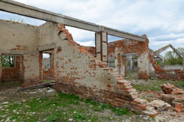 bulutlu bir spr üzerinde terk edilmiş binaların eski yıkılmış tuğla duvarlar