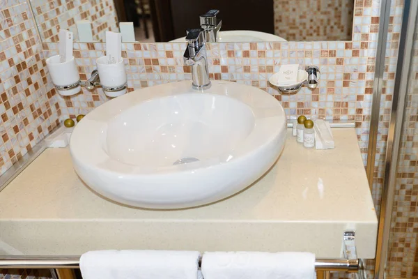 Раковина, умивальник та інші зручності для ванної кімнати у ванній — стокове фото