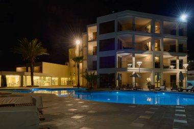 29 Nisan 2014: Sahilde gece yüzme havuzu bulunan otel