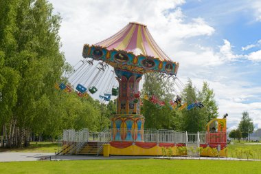 10 Haziran 2018: Bir yaz gününde parkta çocuk atlıkarıncası. 