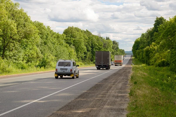 15 giugno 2019: Diverse auto sull'autostrada Cheboksary-Kanash su — Foto Stock