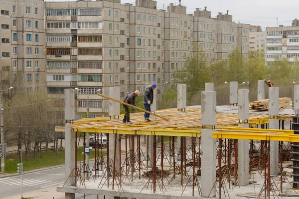 15 de mayo de 2017: Constructores trabajan en obras monolíticas en la construcción — Foto de Stock