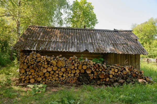 Деревянная стена для дров в старом деревянном доме рядом с кладбищем — стоковое фото