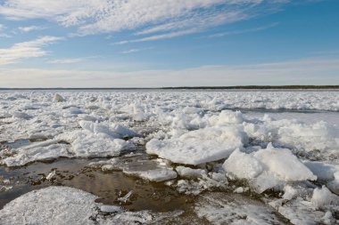 bir bahar güneşli bir günde geniş bir nehir üzerinde kırık buz