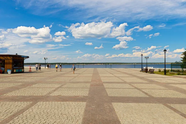 21 giugno 2019: arginamento del fiume Volga nella città di Cheb — Foto Stock