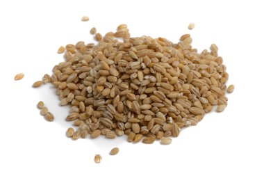 Beyaz bir arka plan üzerine dağılmış inci arpa yığını