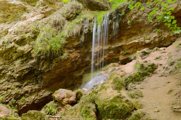 Kleiner Wasserfall im Sommer am felsigen Hang — Stockfoto