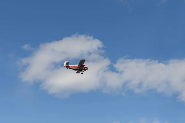 Velho biplano voando no céu azul com nuvem — Fotografia de Stock