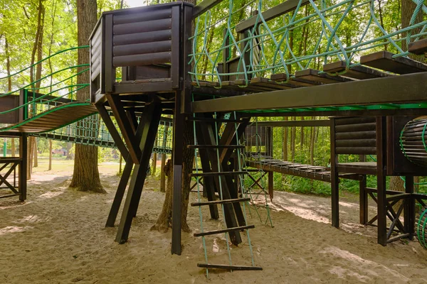 Kinderspielplatz mit Holzungleichgewichten im Park — Stockfoto