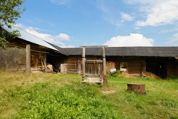 Antiguo patio rústico abandonado con un pozo y estructuras de madera —  Fotos de Stock
