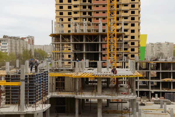 16 de mayo de 2017: Constructores trabajan en obras monolíticas en la construcción — Foto de Stock