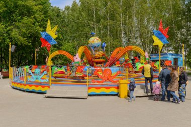 10 Haziran 2018: Çocuklu insanlar atlıkarıncada duruyor
