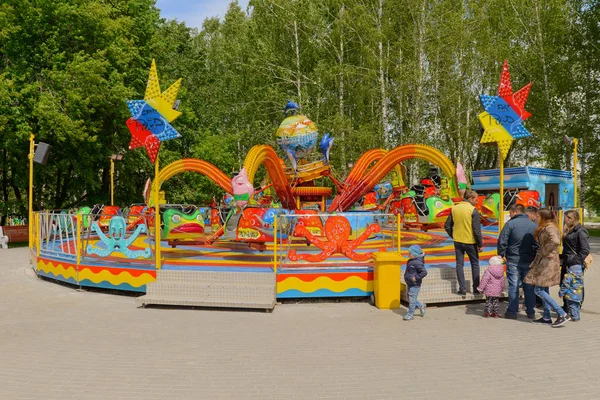 10 Haziran 2018: Çocuklu insanlar atlıkarıncada duruyor