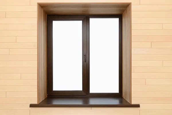 Новое деревянное окно. Вид из комнаты, обшитой деревянными панелями . — стоковое фото