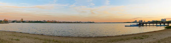 2 Haziran 2019: Kazan şehrinde Kazan Nehri'nin dolgusu — Stok fotoğraf