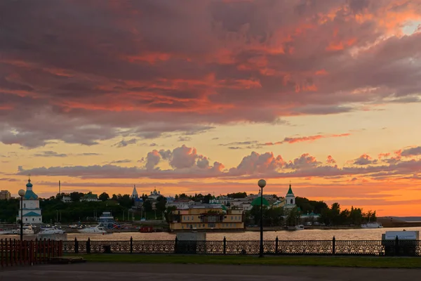 5. července 2014: nábřeží řeky Volhy ve městě chebo — Stock fotografie