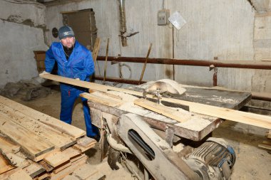 26 Kasım 2018: Üretimde ahşap atölyesi. Sawin