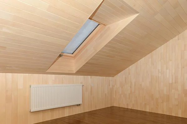 Loft Pokój osłonięte w jasnych drewnianych desek — Zdjęcie stockowe