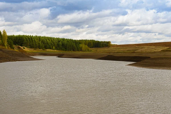 Paysage d'automne avec un étang et une forêt colorée sur le rivage — Photo