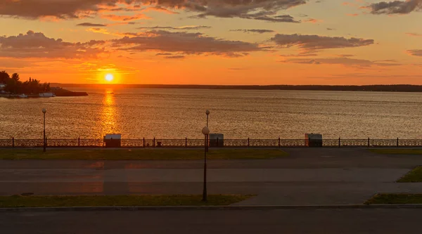 Inpoldering van de Wolga in de stad Cheboksary. Zomer — Stockfoto