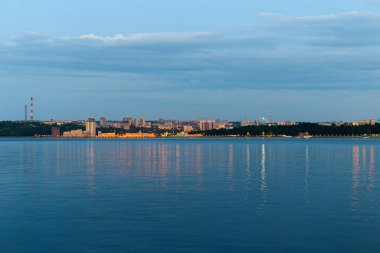 23 Haziran 2019 'da Volga Nehri' nin karşısındaki Cheboksary şehrinin görüntüsü. Cheboksary 'de. Rusya.