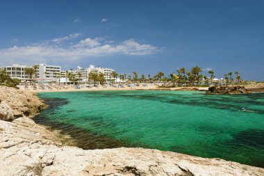 2 Mayıs 2014: Kıbrıs 'taki Akdeniz plajı manzarası. Ayia Napa. Kıbrıs.