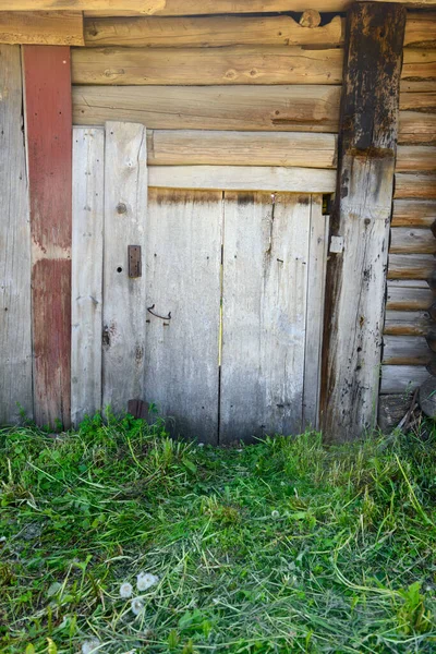 Eine Holztür Der Alten Holzwand Eines Blockhauses — Stockfoto