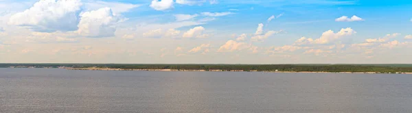 Panorama Dell Ampio Fiume Volga Con Sponda Opposta Della Foresta — Foto Stock